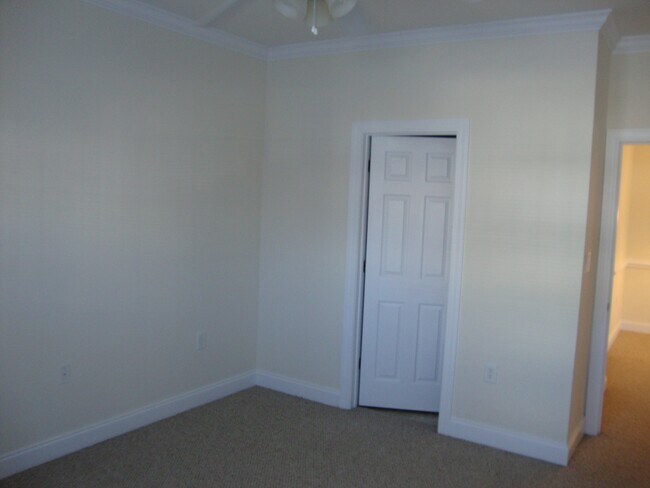 Building Photo - 2065 Silvercrest Dr