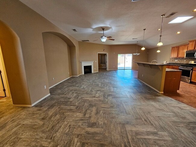 Building Photo - Beautiful Golf Course Area Home with 4 Bed...