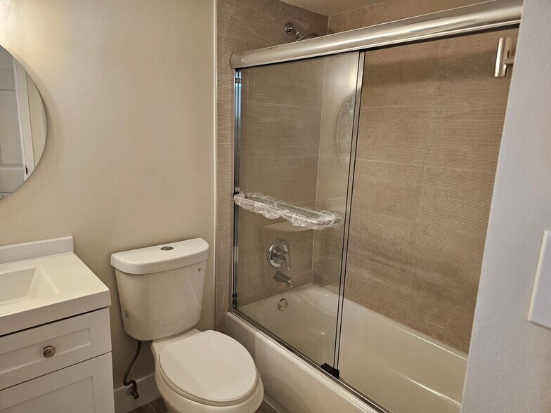 Building Photo - 5821 Washington St