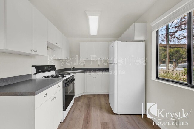 Building Photo - 129 W F St