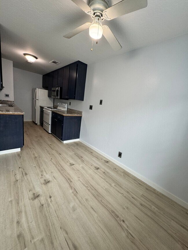 Building Photo - Updated and Spacious Condo near Shopping a...