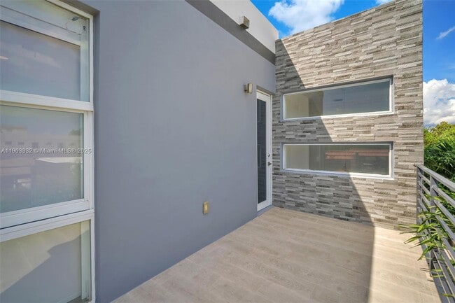 Building Photo - 3167 SW 25th St