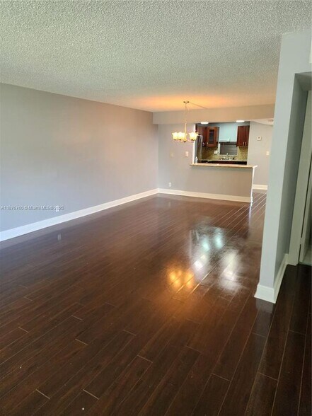 Building Photo - 681 S Hollybrook Dr