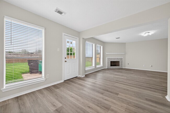 Building Photo - 6915 Great Oaks Shadow Dr