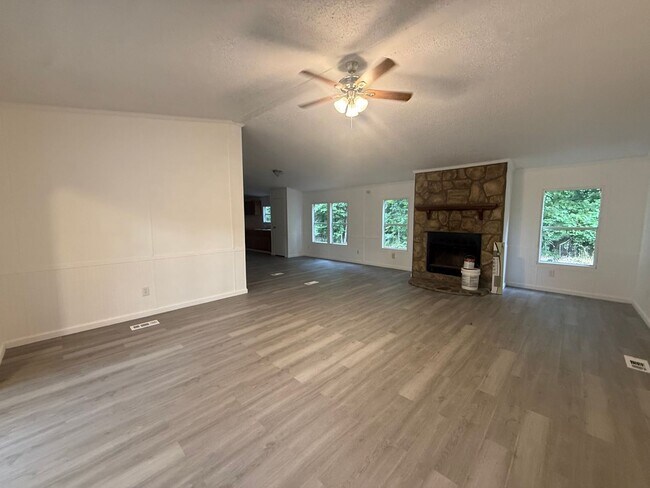 Building Photo - 4 Bedrooms, 3 Bathrooms with potential 5th Bedroom- Mobile home in Armuchee!