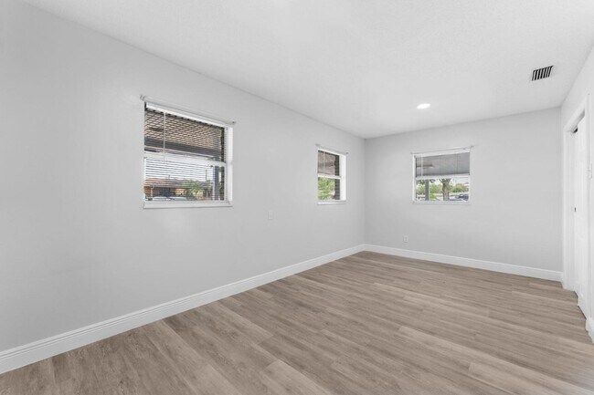 Building Photo - 7513 N Cortez St