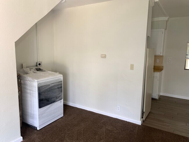 Building Photo - 1207 N Ross Ave