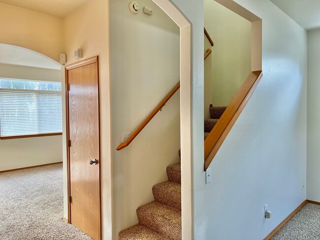 Building Photo - Excellent Location in Fishers Landing near...