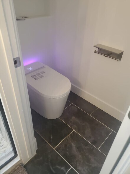 Master bathroom - 704 N Bennedict Dr