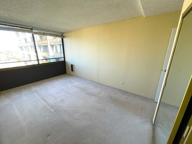 Building Photo - Spacious 2 bed 1.5 bath condo in Oakland's Chinatown. Amazing views. Must see.