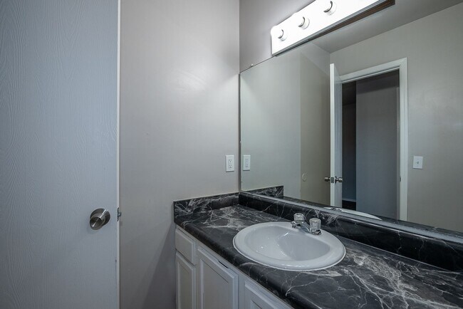 Building Photo - Spacious 1-Bedroom Apartment in South Tulsa | $785 | Mid October