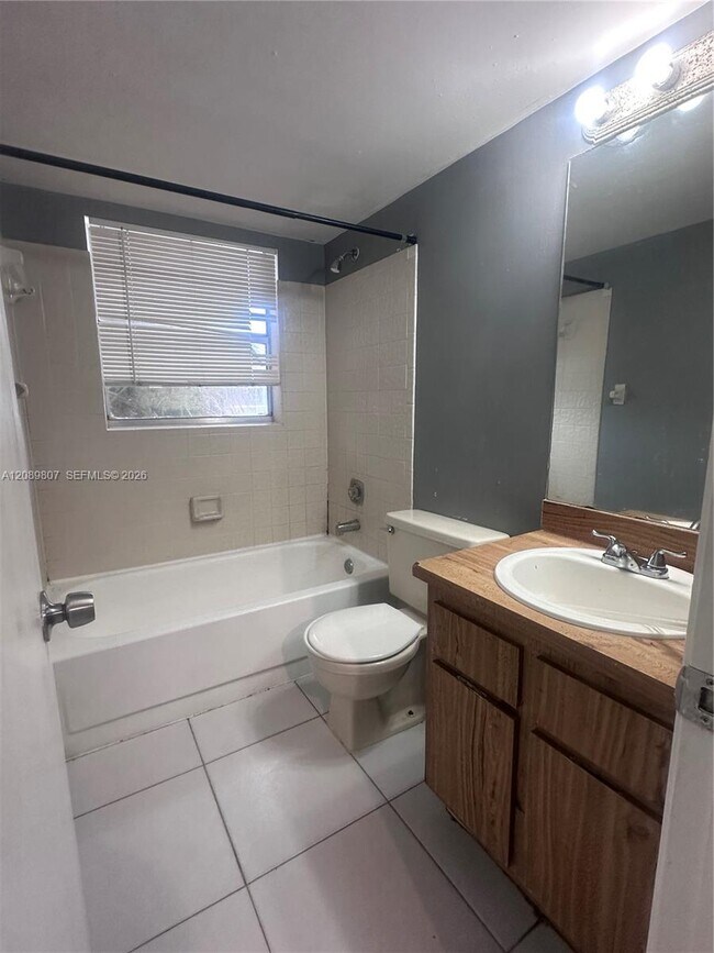Building Photo - 821 Twin Lakes Dr