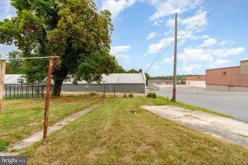 Building Photo - 200 S Penn St