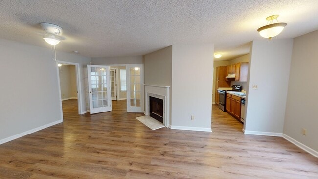 Building Photo - Charming one-story 1st level end unit condo
