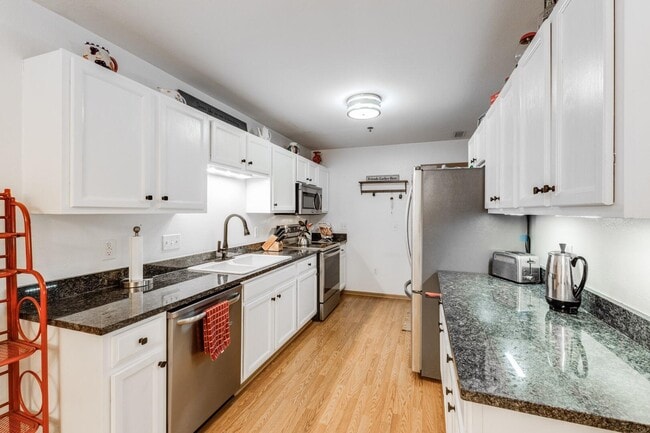 Building Photo - 8055 Lexington Pl