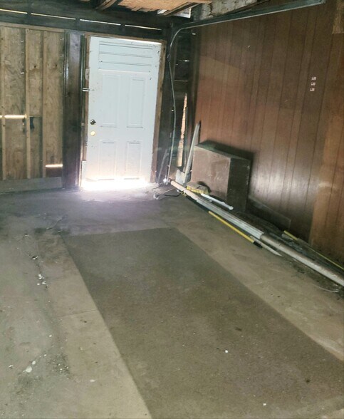 Garage - 918 W Marshall St