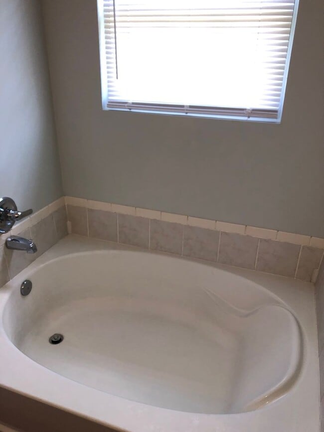 Building Photo - 3 Bedroom 2 bathroom with FROG