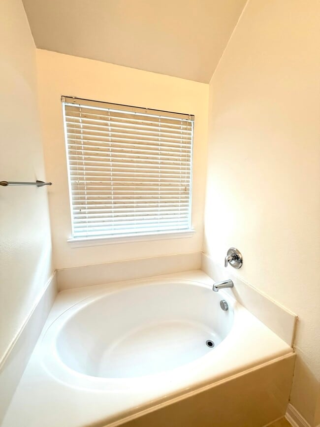 Building Photo - 2644 Calmwater Dr
