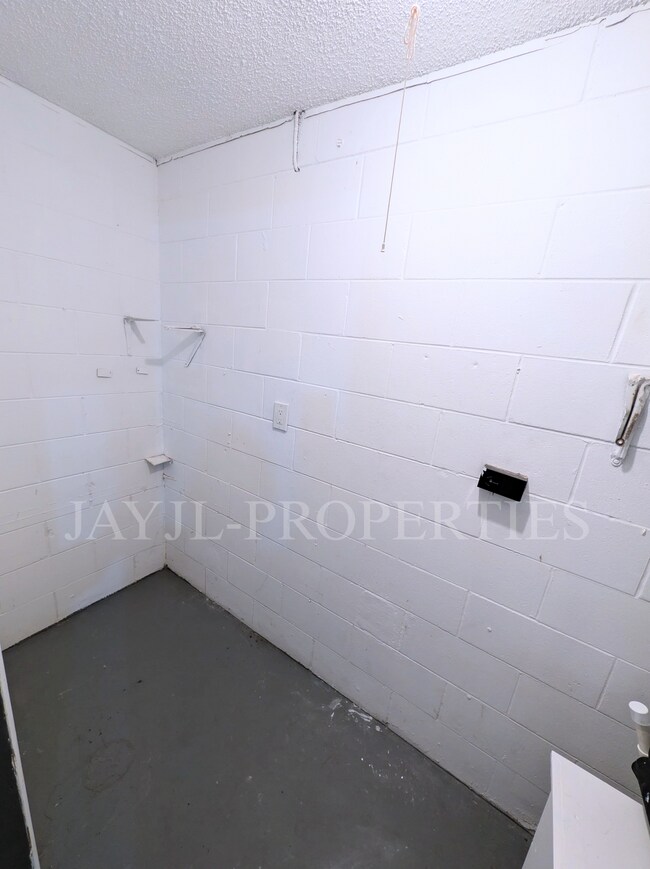 Building Photo - 1997 Bonneville Dr