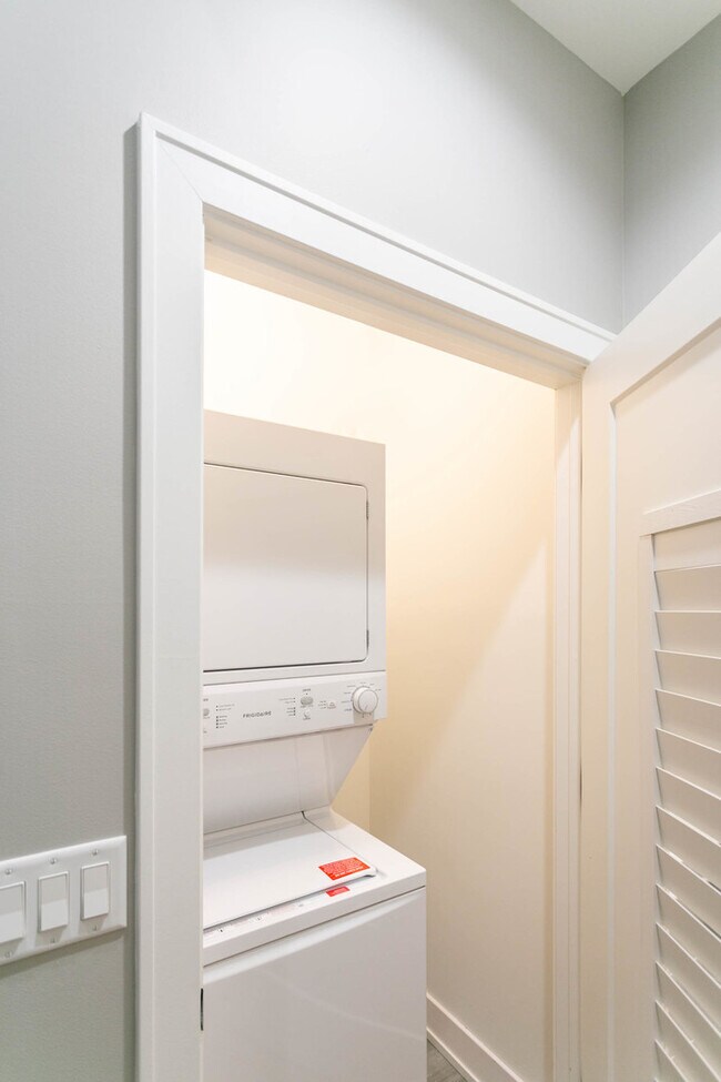 Building Photo - 1470 W Webster Ave