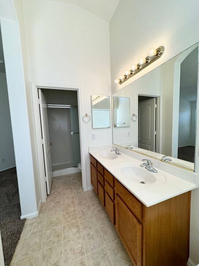 Building Photo - Fantastic 4 Bedroom/2 Bath Single Level Ho...