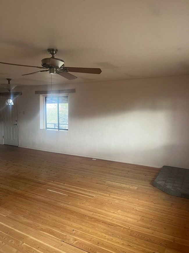 Building Photo - Beautiful ! Bed 1.5 Bath in J-6.