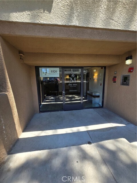 Building Photo - 5520 Owensmouth Ave