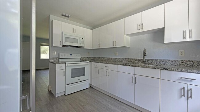 Building Photo - 126 Palm Dr