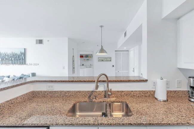 Building Photo - 1155 Brickell Bay Dr