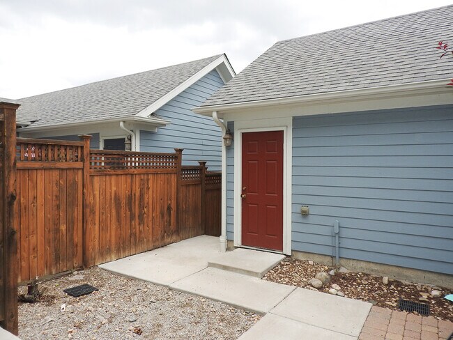 Building Photo - Fenced Backyard!