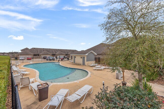 Building Photo - AUGUST 2026 PRE-LEASE!! 4/4 in University Heights