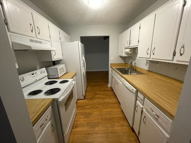 Building Photo - Country Living 3/2 in Wetumpka