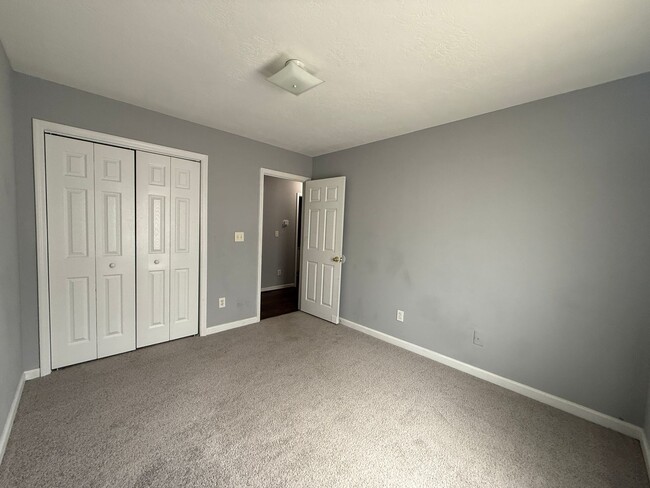 Building Photo - 3 bed, 2 bath home with back yard and one ...