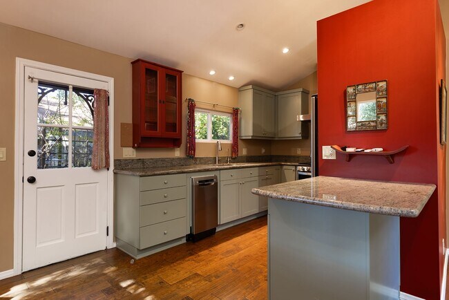 Building Photo - Cozy 2 Bedroom Cottage with Lush Gardens