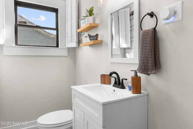 Building Photo - 501 Daspit St