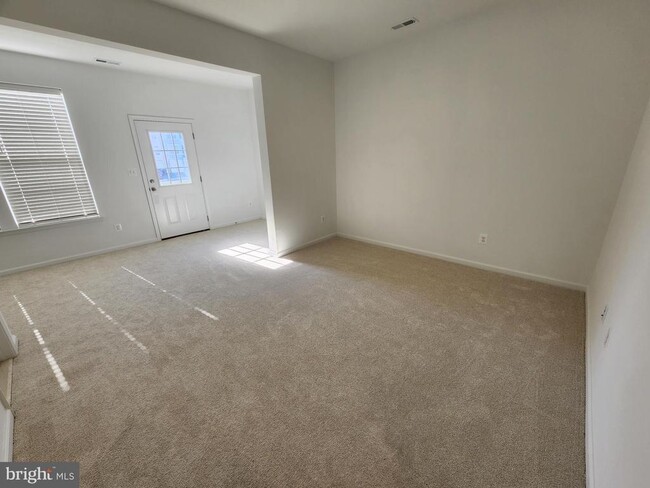 Building Photo - 477 Husky Trl