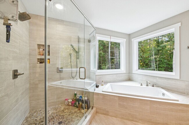 Building Photo - Luxury 5 Bed, 3.5 Bath Home on Large Lot !...