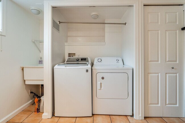 Building Photo - 2403 7th Ave W