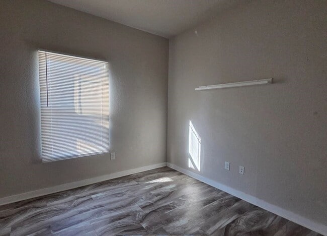Building Photo - 205 Ivy Ln