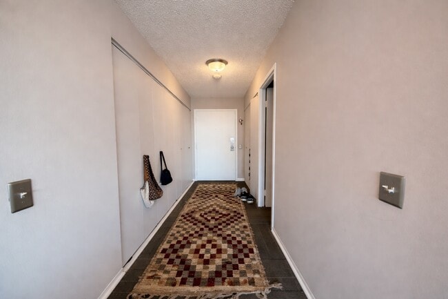 Building Photo - 5320 N Sheridan Rd