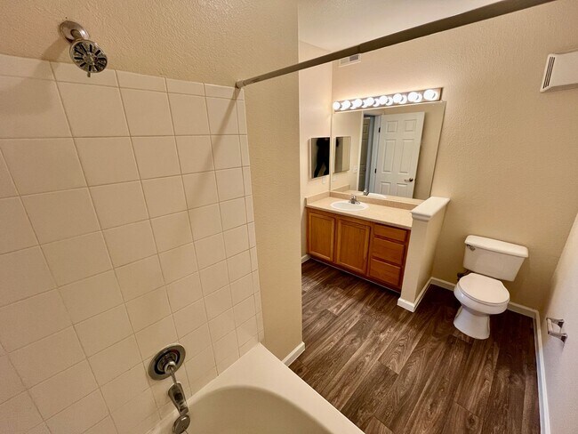 Building Photo - Very nice 2 bed 2 full bath on top floor n...