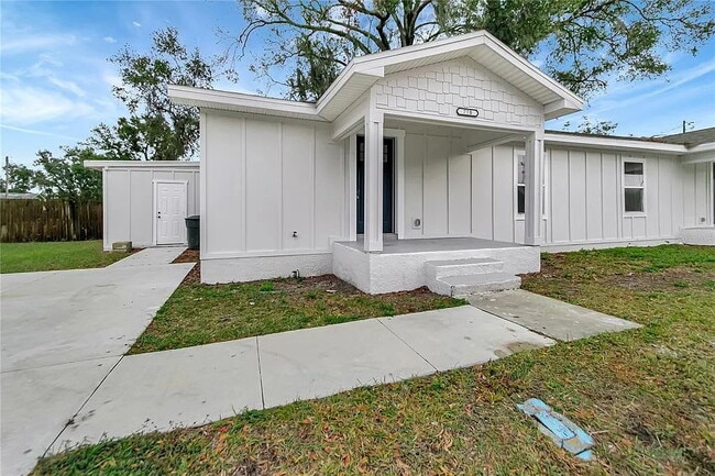 Building Photo - "Charming 2-Bed Duplex Retreat at 770 Scot...