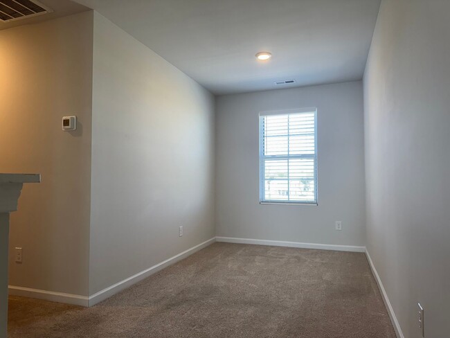 Building Photo - 3BR Townhome in Perfect Location