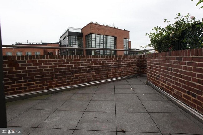 Building Photo - 1015 33rd St NW