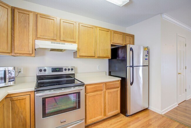 Building Photo - 3 Bedroom / 2.5 Bath Condo - Johnson City, TN