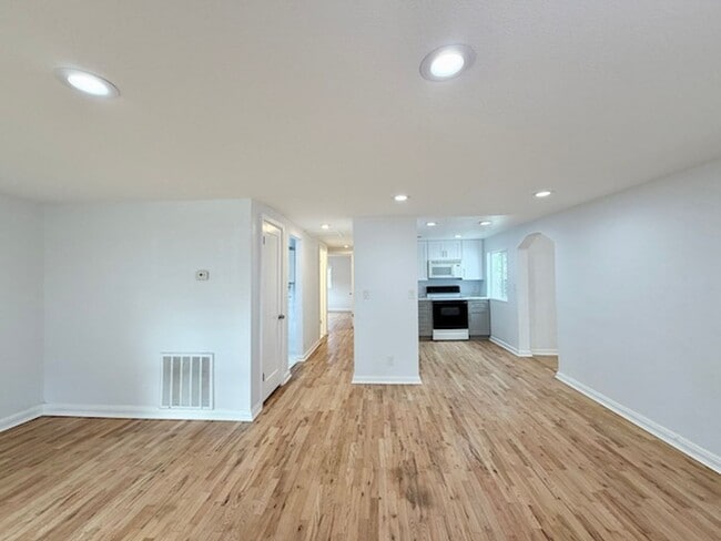 Building Photo - Move-in Ready Ranch