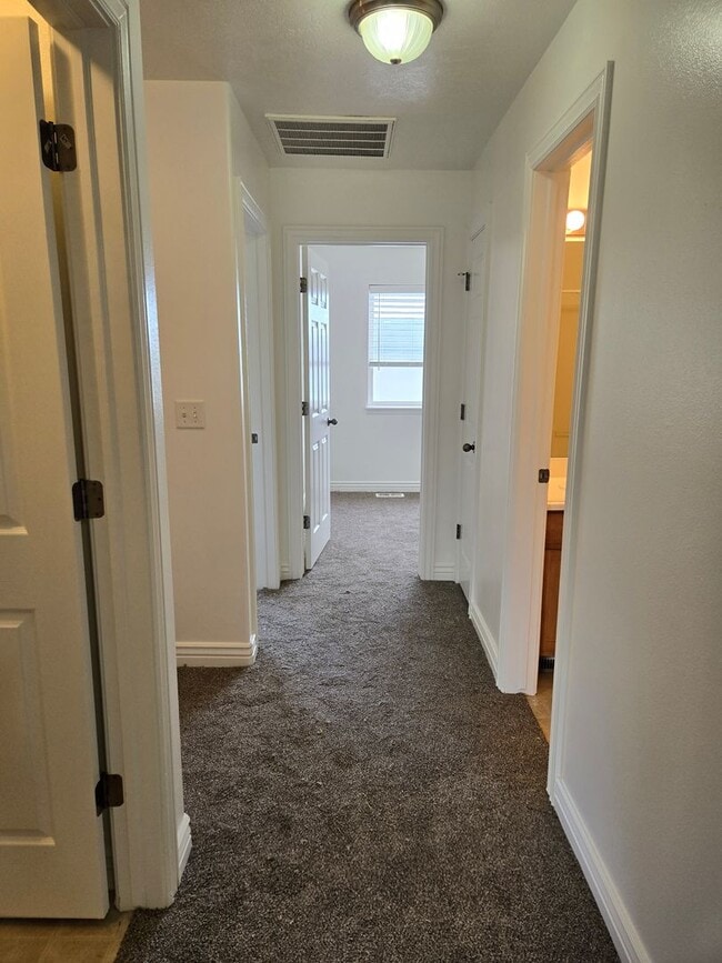Building Photo - Beautiful 4 Bed, 2.5 Bath Townhome in Prim...