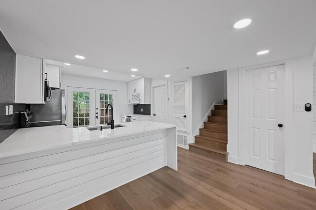Building Photo - 6411 Chimney Creek Cir