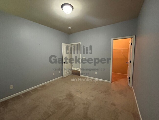 Building Photo - 124 Village Pl