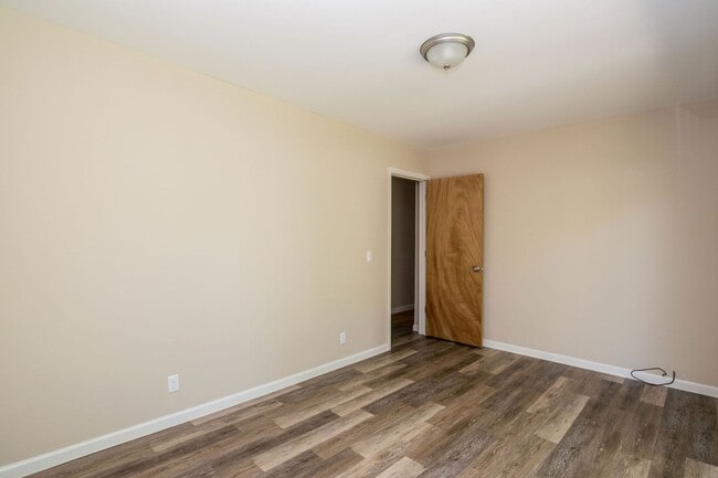 Building Photo - 2420 N Circle Dr